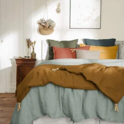 Couvre-lit à Nouettes Lin Lavé -Terre de nuit boutique bout de lit lin marron ambiance