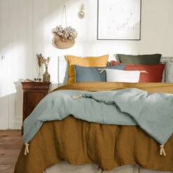 Couvre-lit à Nouettes Lin Lavé -Terre de nuit boutique bout de lit lin vert ambiance