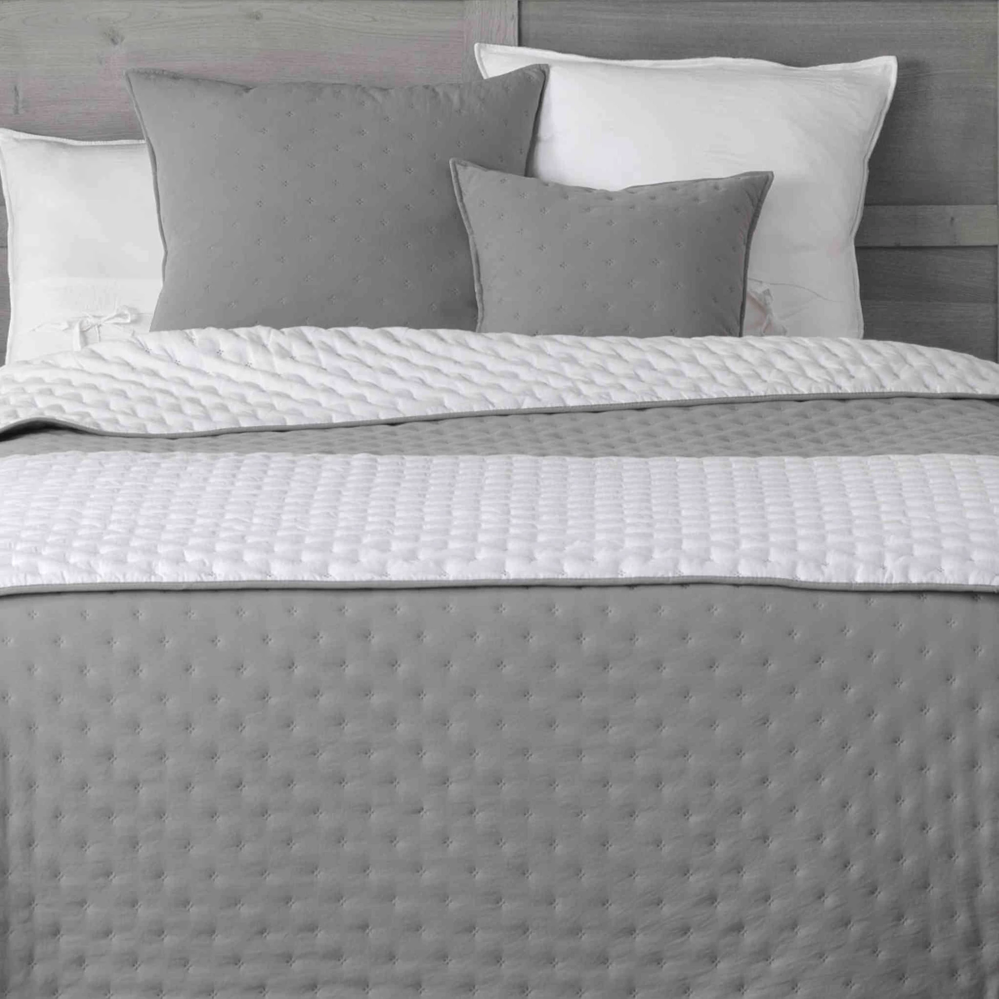 Couvre-lit Microfibre Matelassé Mellow Chic Gris Et Blanc 4 Couvre-lit Microfibre Matelassé Mellow Chic Gris Et Blanc – Image 2