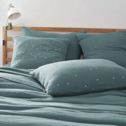 Taie D'oreiller à Pois Brodés Double Gaze De Coton Bleu Canard 8 Taie D'oreiller à Pois Brodés Double Gaze De Coton Bleu Canard -Terre de nuit boutique to chic canard ambiance