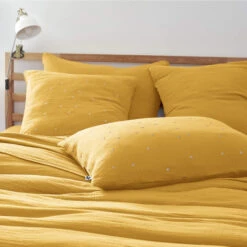 Taie D'oreiller à Pois Brodés Double Gaze De Coton Jaune Safran 8 Taie D'oreiller à Pois Brodés Double Gaze De Coton Jaune Safran -Terre de nuit boutique to chic jaunesaf ambiance