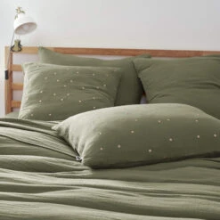 Taie D'oreiller à Pois Brodés Double Gaze De Coton Kaki 8 Taie D'oreiller à Pois Brodés Double Gaze De Coton Kaki -Terre de nuit boutique to chic kaki ambiance