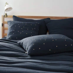 Taie D'oreiller à Pois Brodés Double Gaze De Coton Marine 8 Taie D'oreiller à Pois Brodés Double Gaze De Coton Marine -Terre de nuit boutique to chic marine ambiance