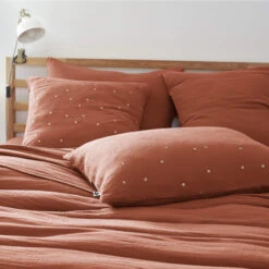 Taie D'oreiller à Pois Brodés Double Gaze De Coton Orange Terracotta -Terre de nuit boutique to chic orangeterra ambiance