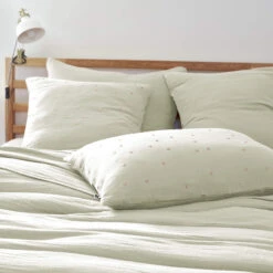 Taie D'oreiller à Pois Brodés Double Gaze De Coton Vert D'eau 8 Taie D'oreiller à Pois Brodés Double Gaze De Coton Vert D'eau -Terre de nuit boutique to chic vertdeau ambiance