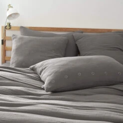 Taie D'oreiller Brodée Double Gaze De Coton Gris Anthracite -Terre de nuit boutique to boho anthracite ambiance