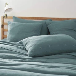 Taie D'oreiller Brodée Double Gaze De Coton Bleu Canard 8 Taie D'oreiller Brodée Double Gaze De Coton Bleu Canard -Terre de nuit boutique to boho canard ambiance