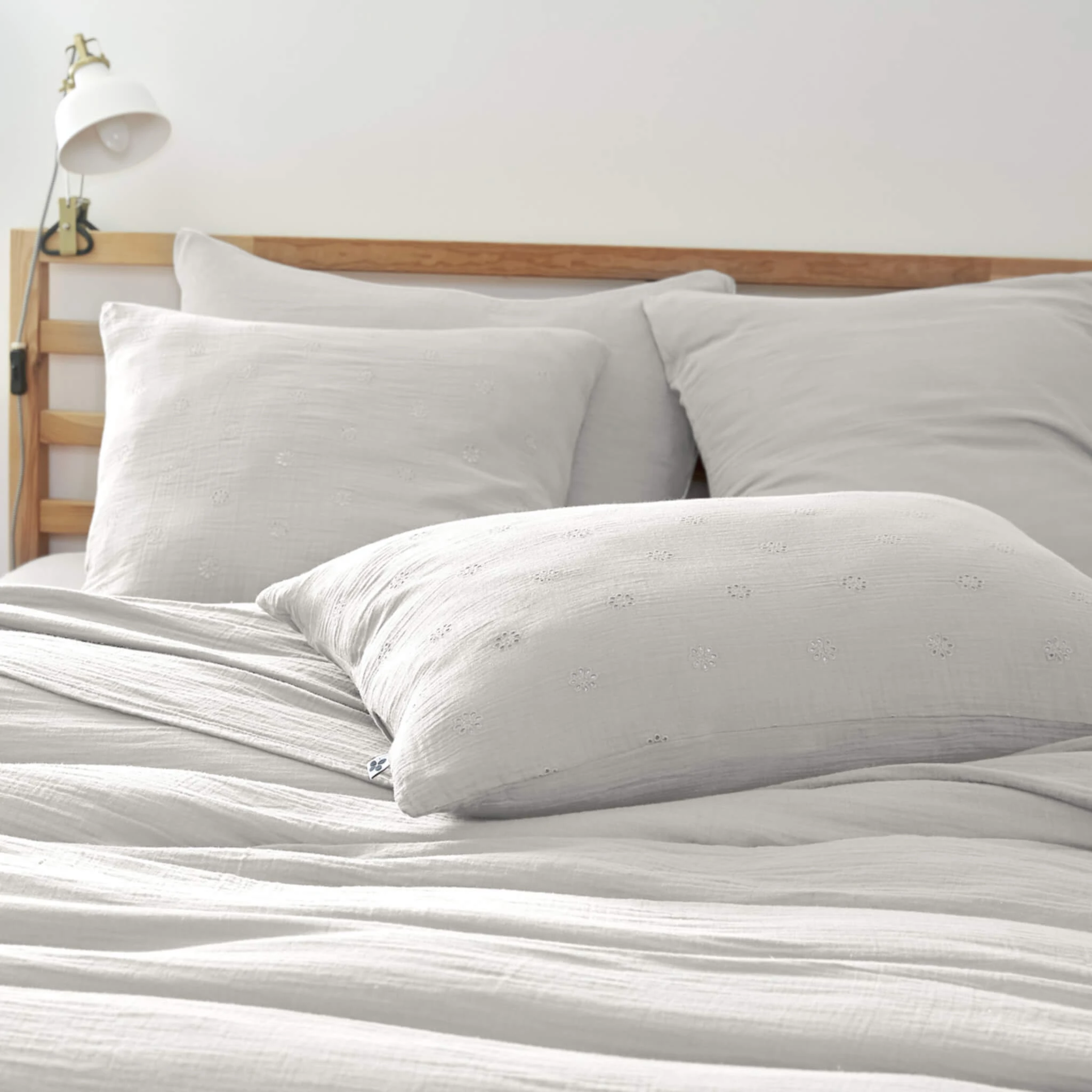 Taie D'oreiller Brodée Double Gaze De Coton Gris 5 Taie D'oreiller Brodée Double Gaze De Coton Gris – Image 3