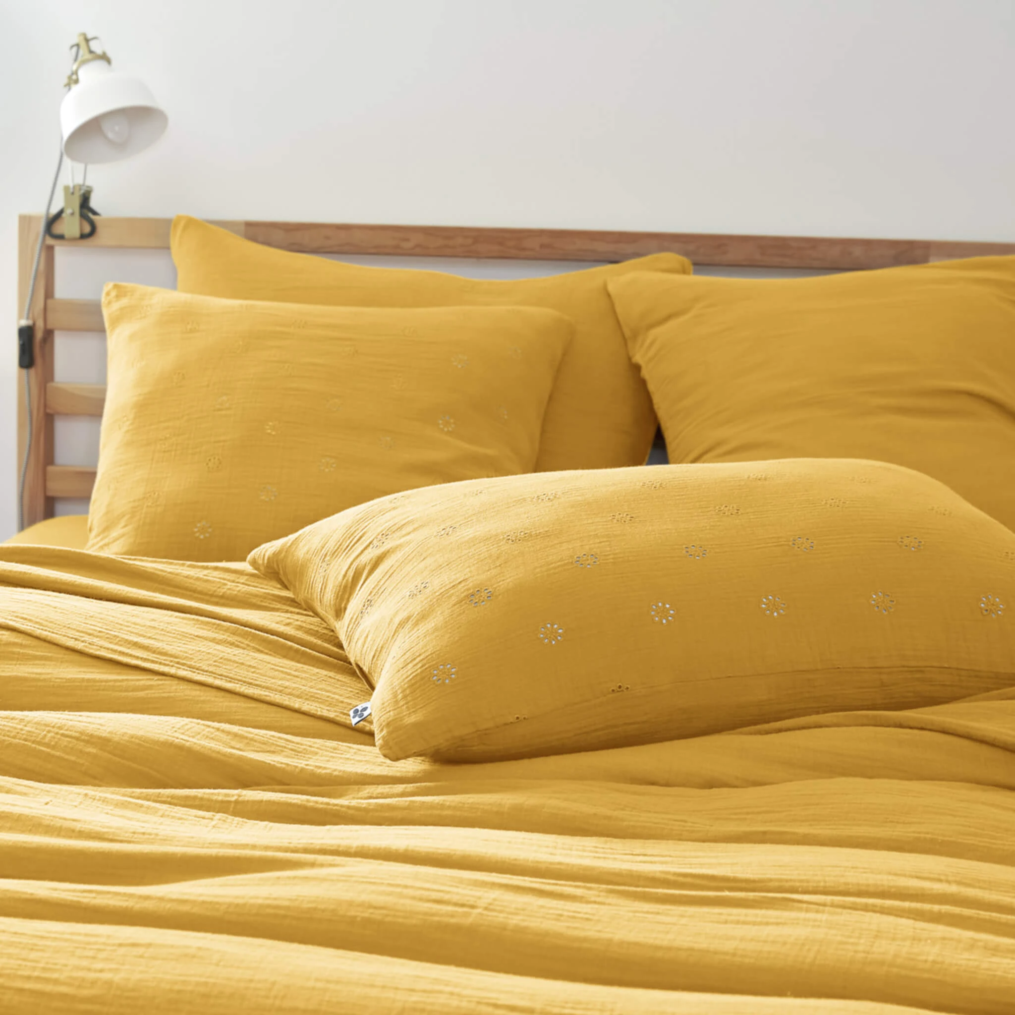 Taie D'oreiller Brodée Double Gaze De Coton Jaune Safran 5 Taie D'oreiller Brodée Double Gaze De Coton Jaune Safran – Image 3