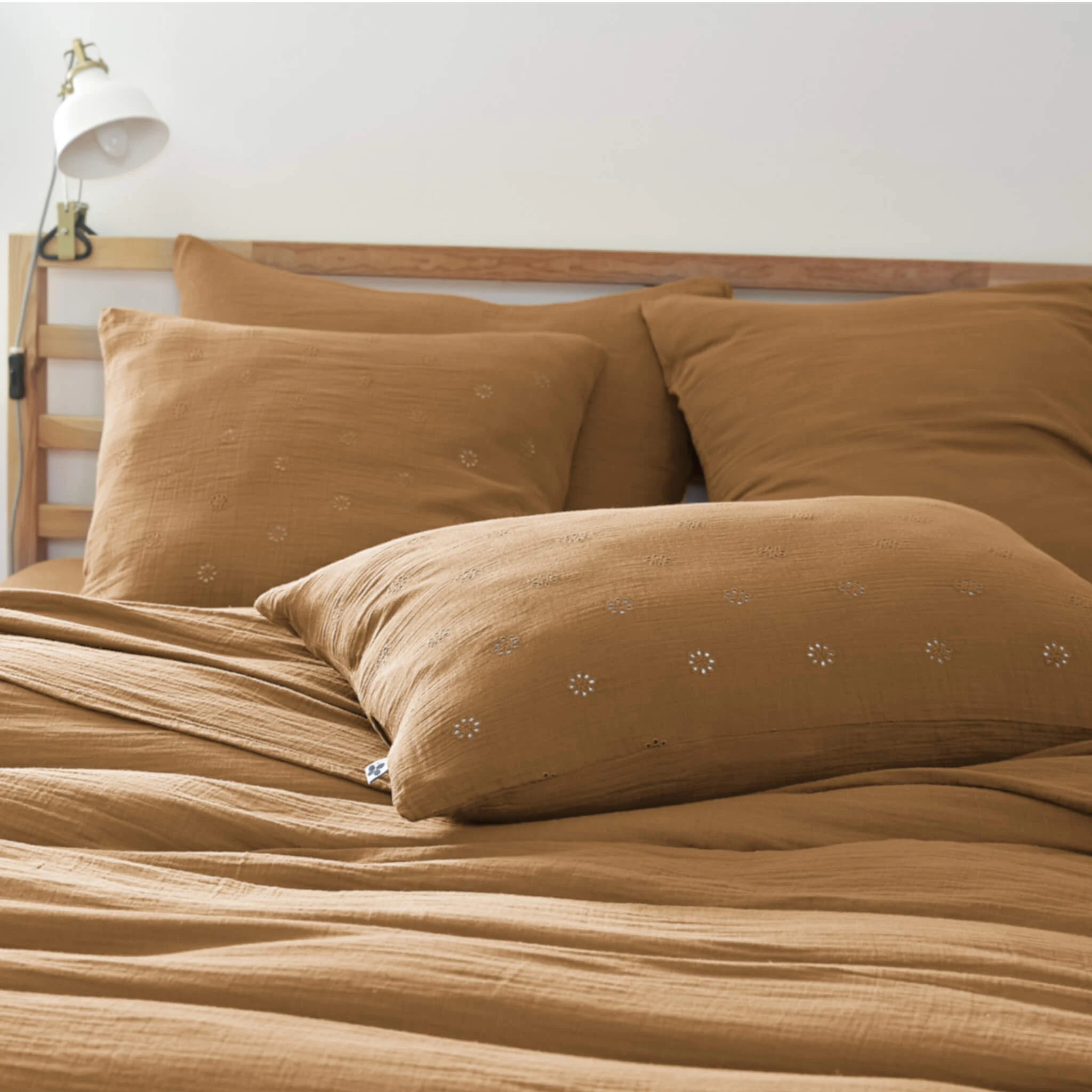 Taie D'oreiller Brodée Double Gaze De Coton Marron 5 Taie D'oreiller Brodée Double Gaze De Coton Marron – Image 3